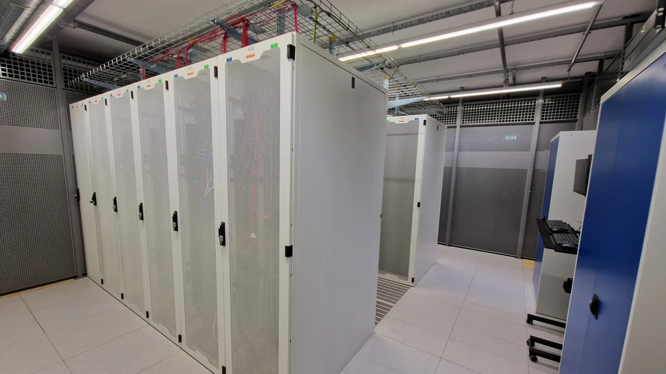 Eigener 12-Rack Server Cage - Kaltgang Ansicht - Standort FRA1