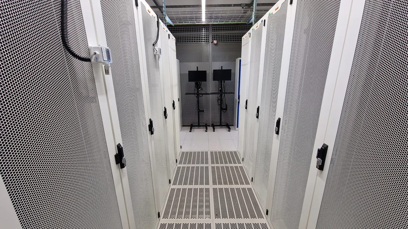 Own 12-rack server cage – FRA1 location